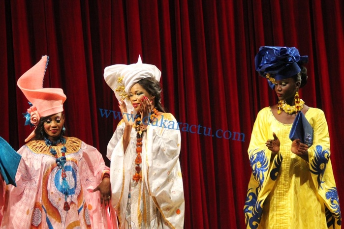 Défilé des modèles de Mame Khoudia, fille de Fatou Gueweul, lors de l'anniversaire de sa mère au Grand Théâtre