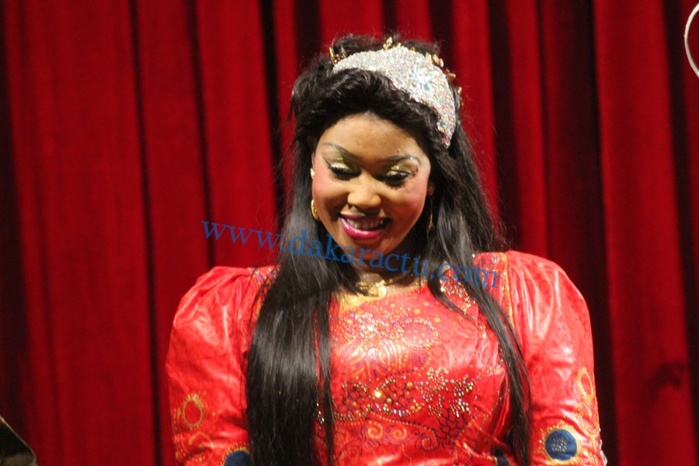 Défilé des modèles de Mame Khoudia, fille de Fatou Gueweul, lors de l'anniversaire de sa mère au Grand Théâtre