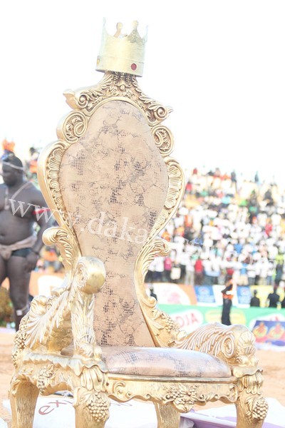 Le nouveau roi des arènes, Bombardier sur son trône et sa couronne