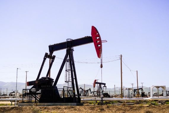 Le pétrole en baisse après l'Opep+, le gaz perd une partie de ses gains