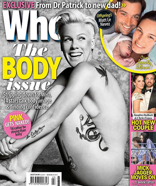 Pink pose entièrement nue