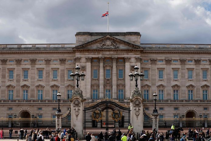 Le drapeau mis en berne au palais de Buckingham