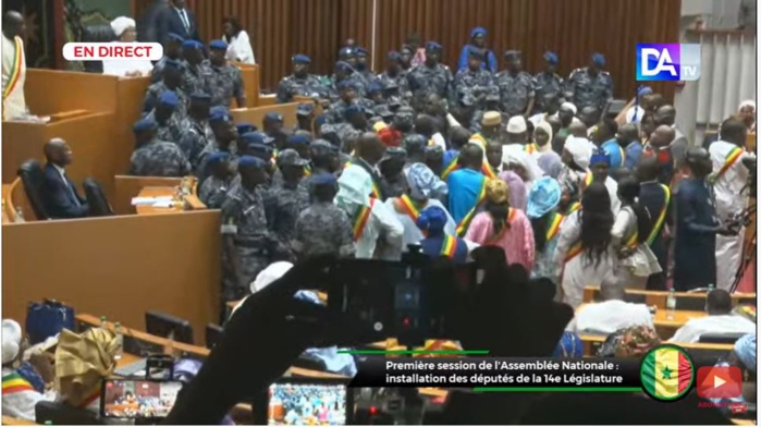 Installation de la 14ème législature : les forces de l’ordre ont envahi la salle Installation de la 14ème législature : les forces de l’ordre ont envahi la salle