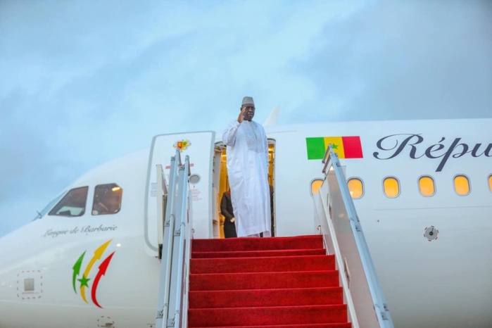 Sénégal : après le remaniement ministériel, Macky Sall prend les airs. Sénégal : après le remaniement ministériel, Macky Sall prend les airs.