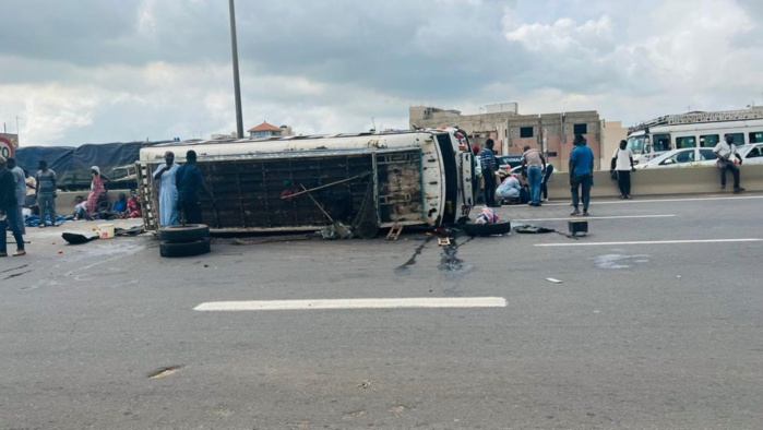 Accident sur l’autoroute vers Pikine : un car « Ndiaga-Ndiaye se renverse et fait plusieurs blessés