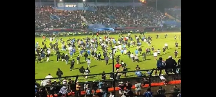 Indonésie: au moins 127 morts lors de violences pendant un match de foot (police)