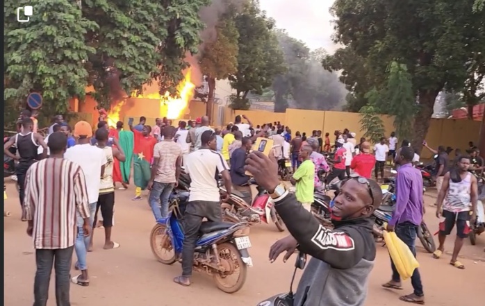 Burkina : tirs de gaz lacrymogènes de l'intérieur de l'ambassade de France pour disperser des manifestants. Burkina : tirs de gaz lacrymogènes de l'intérieur de l'ambassade de France pour disperser des manifestants.
