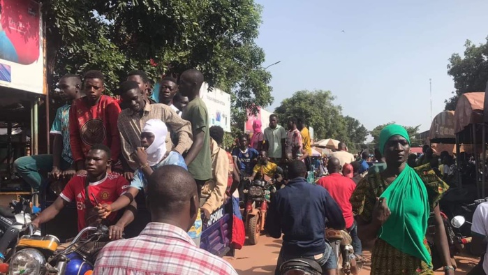 Burkina Faso / Bobo-Dioulasso : des manifestants rejettent la mission de la CEDEAO et exigent le départ de l'armée Française.