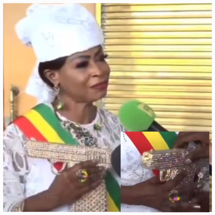 Assemblée nationale : Coura Macky débarque dans l'hémicycle avec une pochette en forme de pistolet. Assemblée nationale : Coura Macky débarque dans l'hémicycle avec une pochette en forme de pistolet.