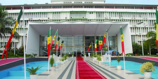 Assemblée nationale / Commission des finances 2023 : l’opposition exige « ses voitures », le gouvernement propose 700.000 F d’indemnités par mois et s’explique…