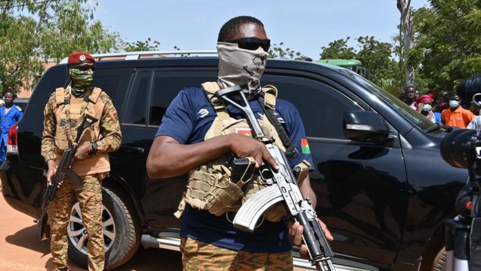 Est du Burkina: 13 soldats et 2 supplétifs de l'armée tués dans une embuscade Est du Burkina: 13 soldats et 2 supplétifs de l'armée tués dans une embuscade