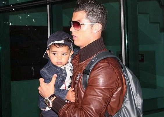 Cristiano Ronaldo et son fils : On ne connaîtra ‘jamais’ l’identité de la maman…