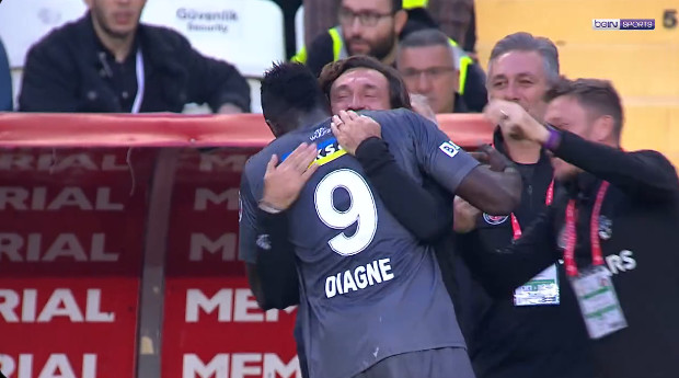 Turquie : Mbaye Diagne marque son 7ème but et se jette dans les bras de son coach, Pirlo…