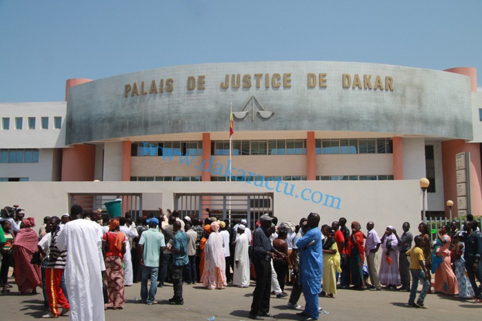 Palais de Justice : un groupe de jeunes réclame les milliards du contribuable sénégalais