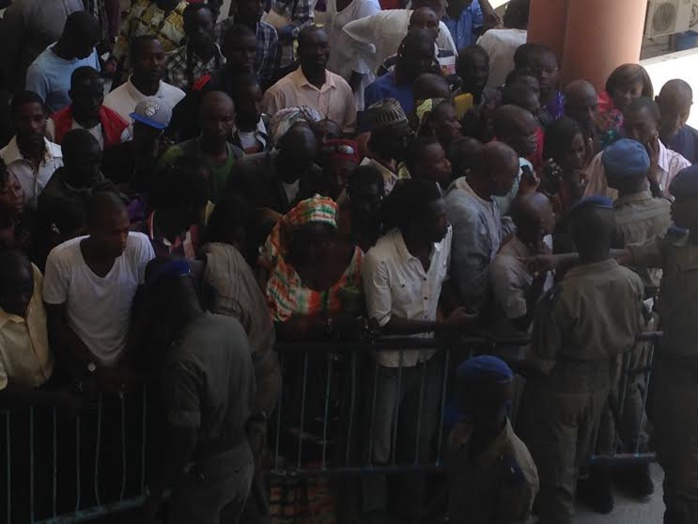 Le nombreux public retenu dans les couloirs du prétoire de Dakar