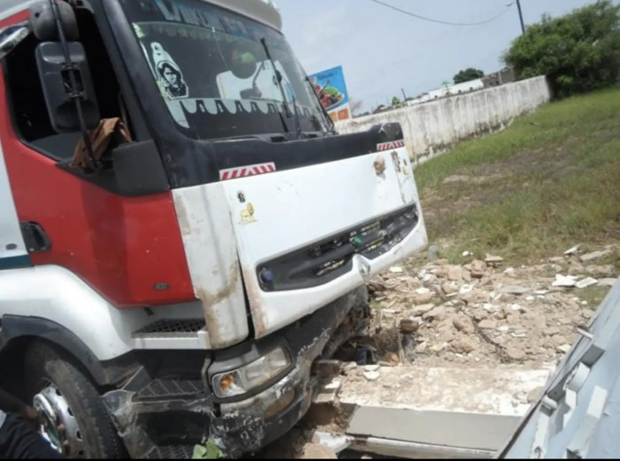 Drame au village de Tobor : un camion dérape et fonce sur une maison tuant deux fillettes âgées de 4 à 5 ans Drame au village de Tobor : un camion dérape et fonce sur une maison tuant deux fillettes âgées de 4 à 5 ans