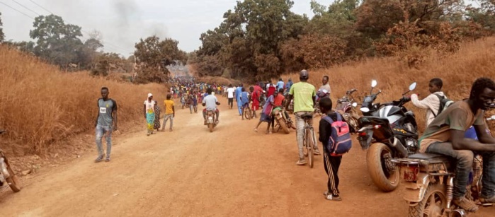 SARAYA / Axe Bembou-Sabodala : les populations bloquent le trafic et exigent le bitumage de la route. SARAYA / Axe Bembou-Sabodala : les populations bloquent le trafic et exigent le bitumage de la route.