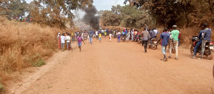 SARAYA / Axe Bembou-Sabodala : les populations bloquent le trafic et exigent le bitumage de la route. SARAYA / Axe Bembou-Sabodala : les populations bloquent le trafic et exigent le bitumage de la route.