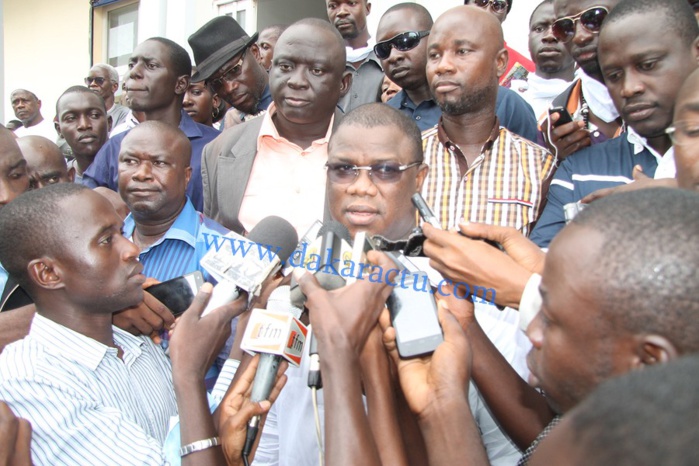  Abdoulaye Baldé à côté de Idy s'adressant à la presse, à l'issue de leur entrevue.