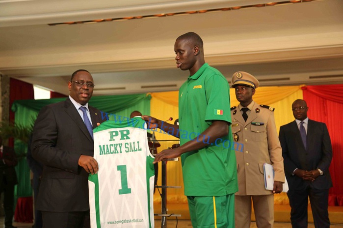 Les images de la cérémonie de remise du drapeau du président Macky Sall aux "Lions" du basket