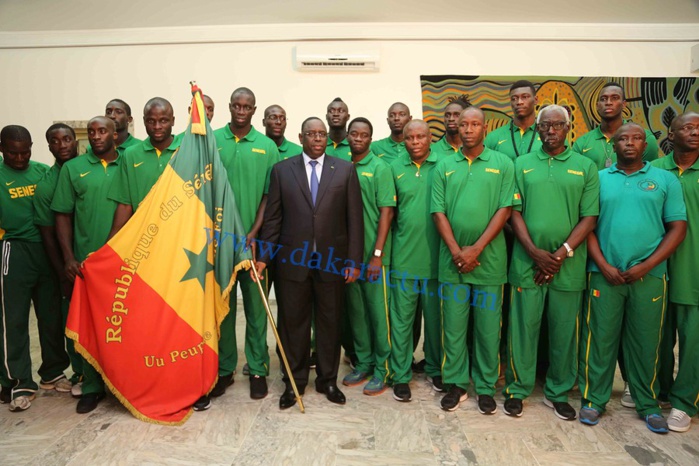 Les images de la cérémonie de remise du drapeau du président Macky Sall aux "Lions" du basket