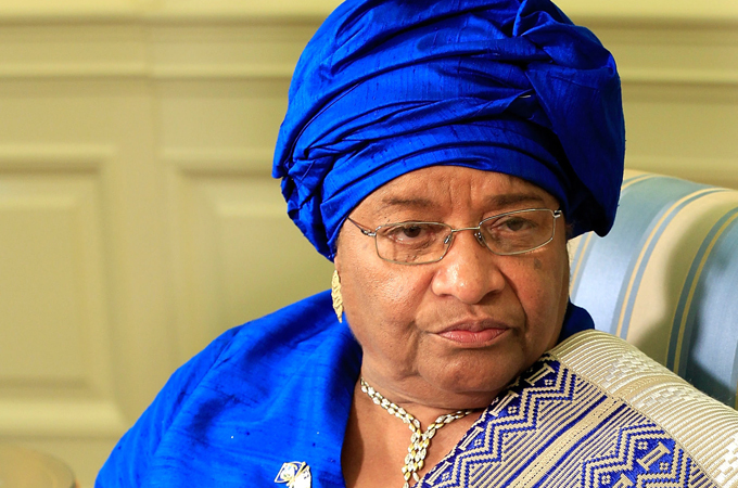 Ebola : la présidente du Libéria sanctionne les ministres restés à l'étranger