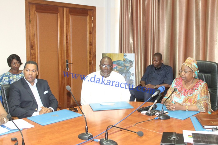 Les images de la remise du chèque de 15 millions de la BOA au ministère de la santé par le président Babacar Ngom