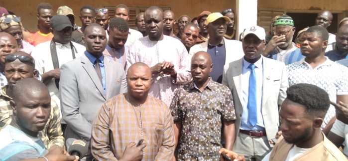 Différend SORED MINE / Maire de Khossanto : les populations accompagnent leur maire à la gendarmerie Différend SORED MINE / Maire de Khossanto : les populations accompagnent leur maire à la gendarmerie