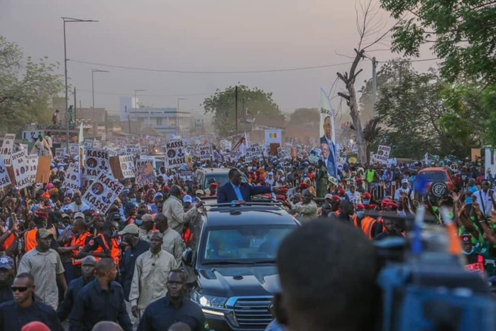 Macky Sall à Tamba : le chef de l’État séduit par l’impressionnante mobilisation de Mamadou Kassé Macky Sall à Tamba : le chef de l’État séduit par l’impressionnante mobilisation de Mamadou Kassé