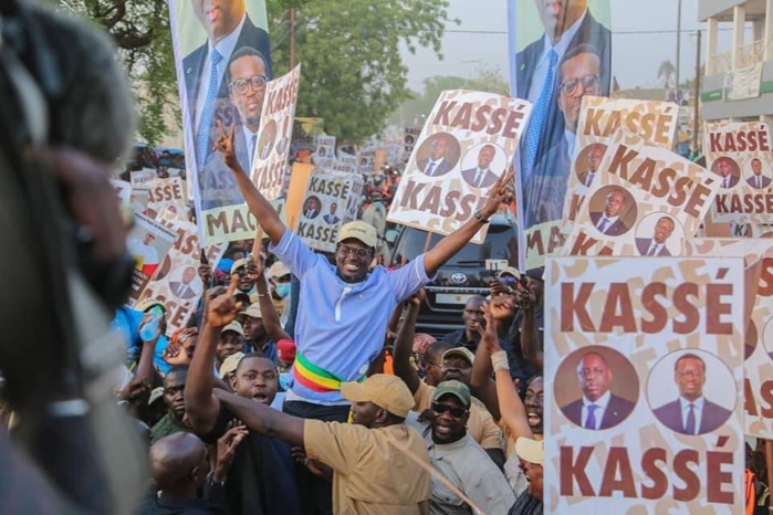 Macky Sall à Tamba : le chef de l’État séduit par l’impressionnante mobilisation de Mamadou Kassé Macky Sall à Tamba : le chef de l’État séduit par l’impressionnante mobilisation de Mamadou Kassé