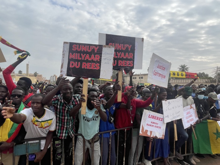 Place de la nation : « SUNUY MILLIAAR DU RÉES», Les premières images de la mobilisation de la société civile pour exiger la justice sur la gestion des fonds Covid-19 Place de la nation : « SUNUY MILLIAAR DU RÉES», Les premières images de la mobilisation de la société civile pour exiger la justice sur la gestion des fonds Covid-19