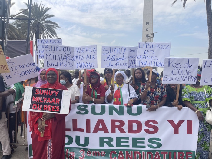 Place de la nation : « SUNUY MILLIAAR DU RÉES»,  Les premières images de la mobilisation de la société civile pour exiger la justice sur la gestion des fonds Covid-19