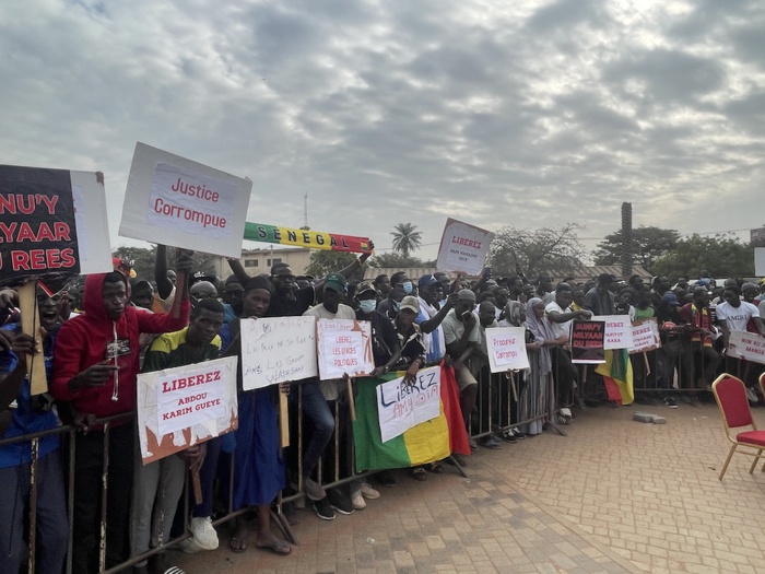 Place de la nation : « SUNUY MILLIAAR DU RÉES», Les premières images de la mobilisation de la société civile pour exiger la justice sur la gestion des fonds Covid-19 Place de la nation : « SUNUY MILLIAAR DU RÉES», Les premières images de la mobilisation de la société civile pour exiger la justice sur la gestion des fonds Covid-19
