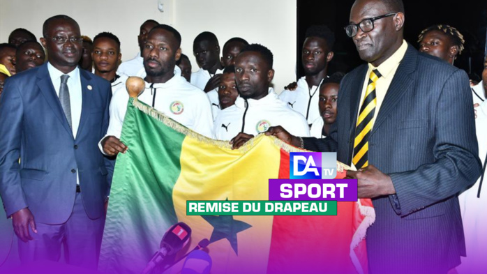 Remise du drapeau : En l’absence du ministre Yankhoba Diatara, Augustin Senghor dope les Lions locaux «Personne n’est meilleur que vous !» Remise du drapeau : En l’absence du ministre Yankhoba Diatara, Augustin Senghor dope les Lions locaux «Personne n’est meilleur que vous !»