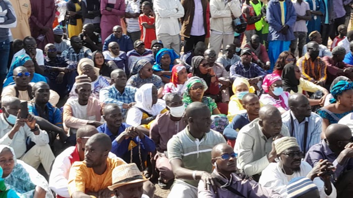 Meurtre de Bassirou Mbaye à Ndiaffate : Les enseignants de la région de Kaolack décrétent une grève générale pour le reste de la semaine et exigent une condamnation à perpétuité. Meurtre de Bassirou Mbaye à Ndiaffate : Les enseignants de la région de Kaolack décrétent une grève générale pour le reste de la semaine et exigent une condamnation à perpétuité.