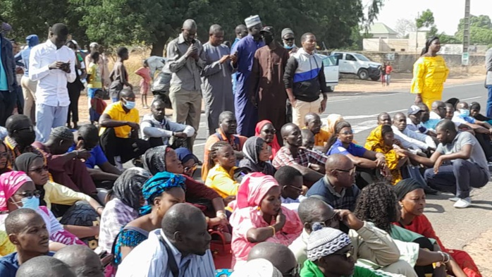 Meurtre de Bassirou Mbaye à Ndiaffate : Les enseignants de la région de Kaolack décrétent une grève générale pour le reste de la semaine et exigent une condamnation à perpétuité.