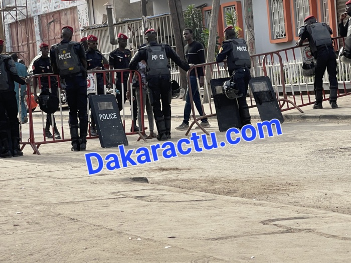 Place de la Nation : Le lieu de rassemblement de l’opposition complètement barricadé Place de la Nation : Le lieu de rassemblement de l’opposition complètement barricadé