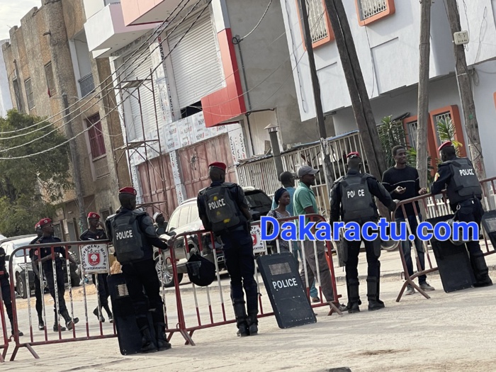 Place de la Nation : Le lieu de rassemblement de l’opposition complètement barricadé Place de la Nation : Le lieu de rassemblement de l’opposition complètement barricadé