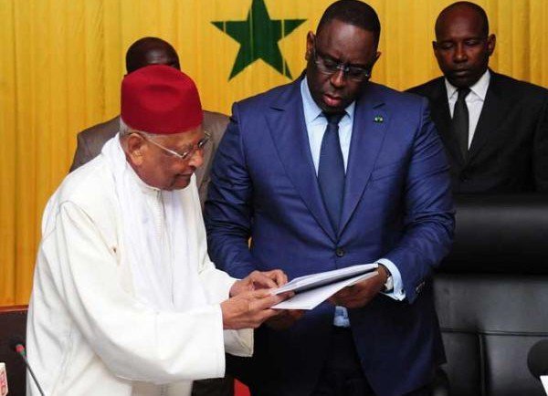 REFORME DES INSTITUTIONS : Macky Sall charge Mbow et Cie