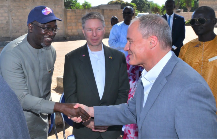 Travaux d'électrification à Keur Babacar Mbaye (Fandène) avec le Dg de la Senelec, Papa Mademba Bitèye et madame Janet L. Yellen, Secrétaire au Trésor des USA (Images) Travaux d'électrification à Keur Babacar Mbaye (Fandène) avec le Dg de la Senelec, Papa Mademba Bitèye et madame Janet L. Yellen, Secrétaire au Trésor des USA (Images)