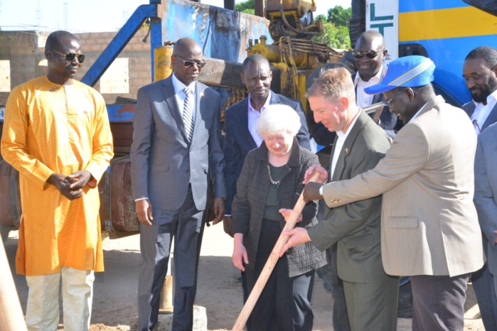 Travaux d'électrification à Keur Babacar Mbaye (Fandène) avec le Dg de la Senelec, Papa Mademba Bitèye et madame Janet L. Yellen, Secrétaire au Trésor des USA (Images) Travaux d'électrification à Keur Babacar Mbaye (Fandène) avec le Dg de la Senelec, Papa Mademba Bitèye et madame Janet L. Yellen, Secrétaire au Trésor des USA (Images)