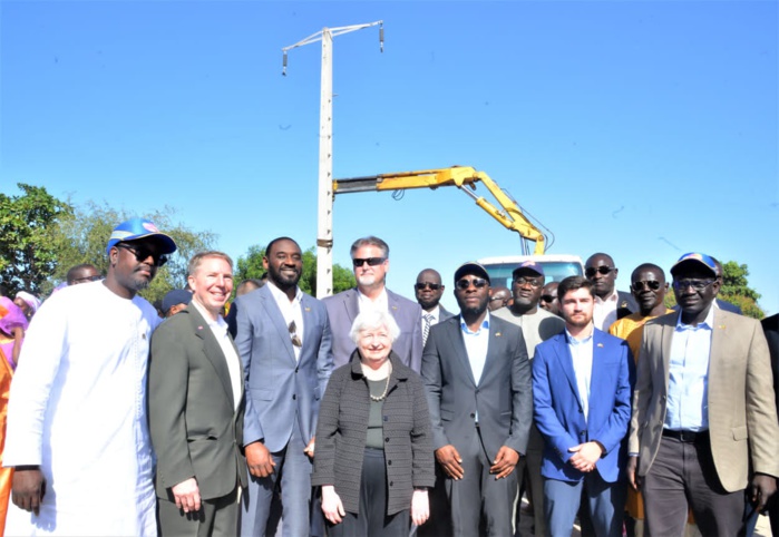 Travaux d'électrification à Keur Babacar Mbaye (Fandène) avec le Dg de la Senelec, Papa Mademba Bitèye et madame Janet L. Yellen, Secrétaire au Trésor des USA (Images) Travaux d'électrification à Keur Babacar Mbaye (Fandène) avec le Dg de la Senelec, Papa Mademba Bitèye et madame Janet L. Yellen, Secrétaire au Trésor des USA (Images)