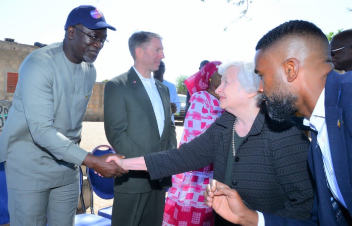 Travaux d'électrification à Keur Babacar Mbaye (Fandène) avec le Dg de la Senelec, Papa Mademba Bitèye et madame Janet L. Yellen, Secrétaire au Trésor des USA (Images) Travaux d'électrification à Keur Babacar Mbaye (Fandène) avec le Dg de la Senelec, Papa Mademba Bitèye et madame Janet L. Yellen, Secrétaire au Trésor des USA (Images)