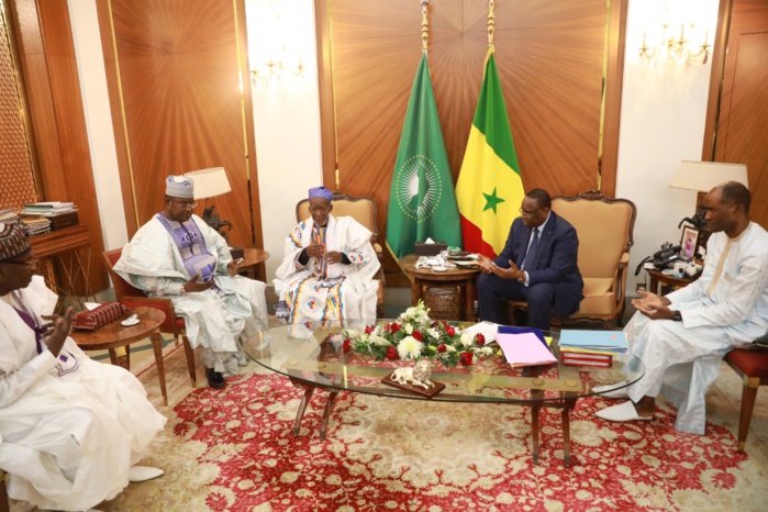 Palais : Le président Macky Sall reçoit le khalife de Médina Baye et son ministre en charge des grands travaux, Baye Ciss et prend en charge le financement de l'esplanade et... Palais : Le président Macky Sall reçoit le khalife de Médina Baye et son ministre en charge des grands travaux, Baye Ciss et prend en charge le financement de l'esplanade et...