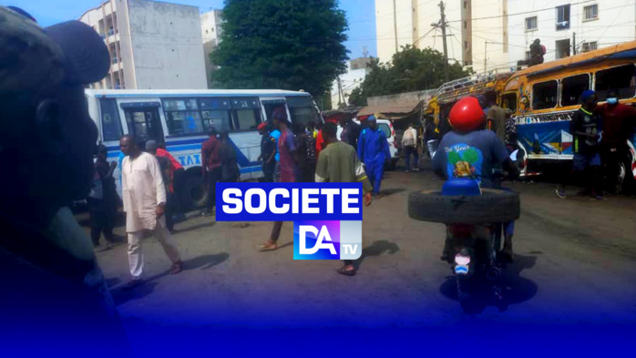 Rond-point Camp Lat Dior : un car Tata de la « ligne 3 » perd le contrôle et fonce sur une voiture de la police Rond-point Camp Lat Dior : un car Tata de la « ligne 3 » perd le contrôle et fonce sur une voiture de la police