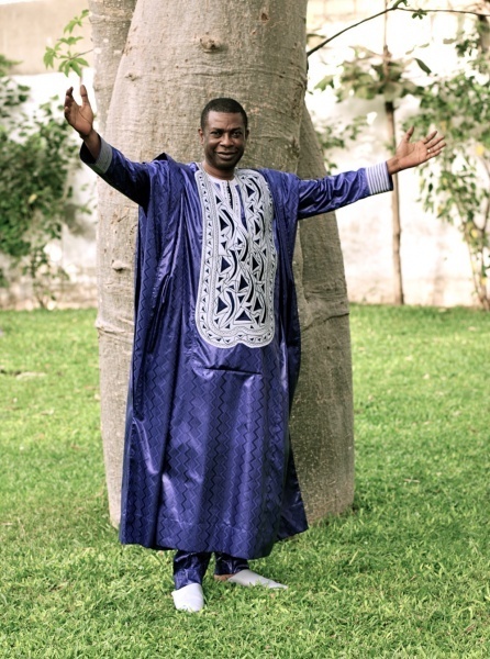 Youssou Ndour en tenue traditionnelle, fête aujourd'hui ses 55 ans