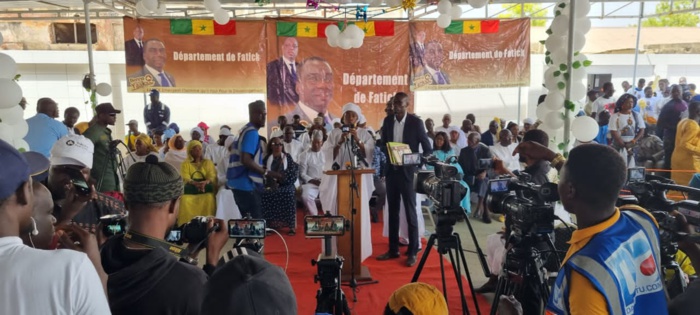 Cérémonie de lancement de la vente des cartes et installations des comités présidée par le Ministre d état Dr Cheikh Kante ( images) Cérémonie de lancement de la vente des cartes et installations des comités présidée par le Ministre d état Dr Cheikh Kante ( images)