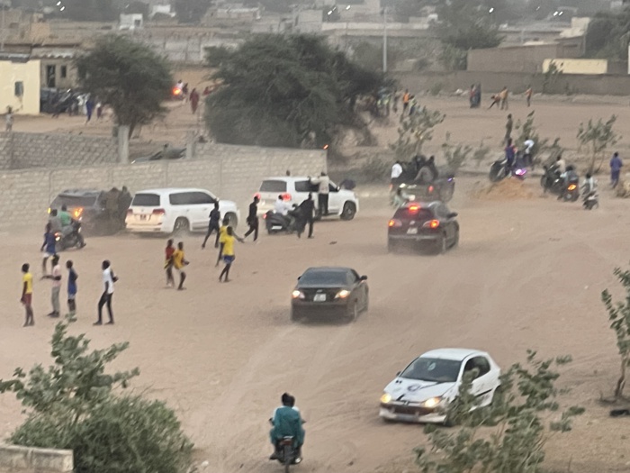 IMAGES / MBACKÉ - Pour rejoindre ses militants, Sonko emprunte les routes détournées et sablonneuses du quartier Héliport 