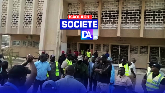 Sit-in à la mairie de Kaolack / Serigne Mboup réagit : "C'est des politiciens de Bby qui sont en train de les manipuler... J'ai défoncé la porte du bureau de l'officier d'État civil... 