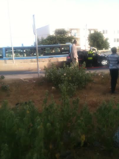 Les images de la voiture qui a pris feu à hauteur de l'aéroport Léopold Sédar Senghor